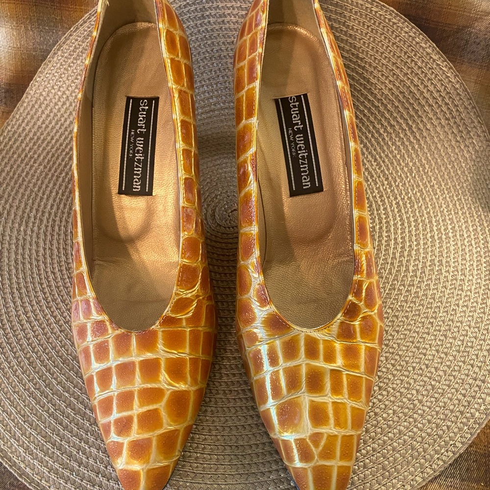 Stuart Weitzman 90s Era Giraffe-Style Emboss Leather Kitten Pump size 9.5. Spain